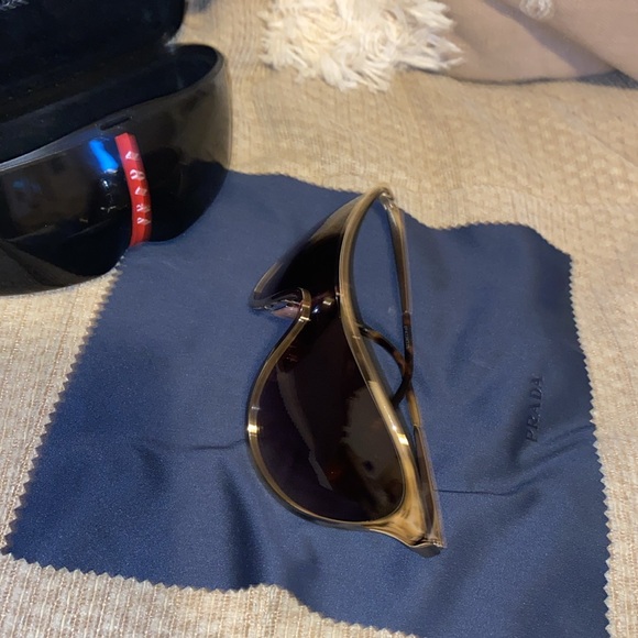 🌹♣️🌹NWOT PRADA Gold Polarized Sunglasses - Picture 4 of 16